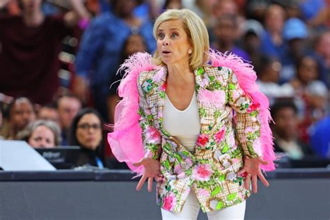 kim mulkey boobs|Prominent Womens Basketball Coach Ripped For Her Wild。